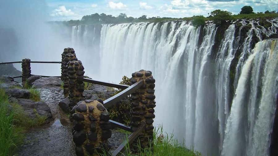From Kasane: Victoria Falls Day Trip (Zimbabwe side) - Lunch at Your Choice of Restaurant, Then Time for Markets