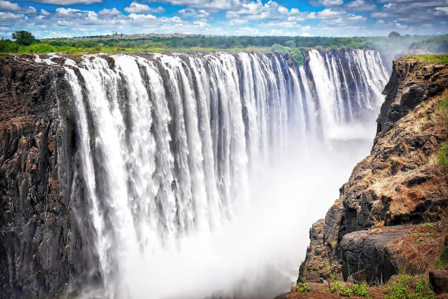 GUIDED TOUR OF THE VICTORIA FALLS ON THE ZAMBIAN SIDE - Knife Edge Bridge: the classic viewpoint moment