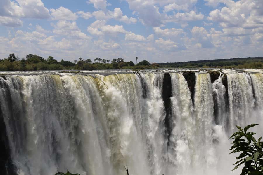 Victoria Falls Guided Tour with High Tea - The 3-hour guided tour at the falls: what you focus on