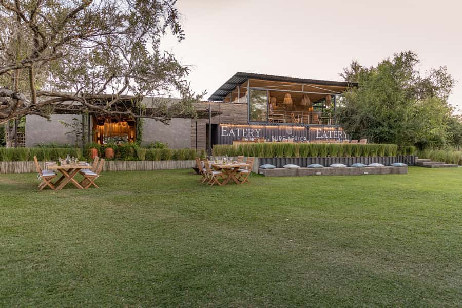 Victoria Falls: The Eatery Lunch Experience - Service and atmosphere, friendly staff and an English-speaking host