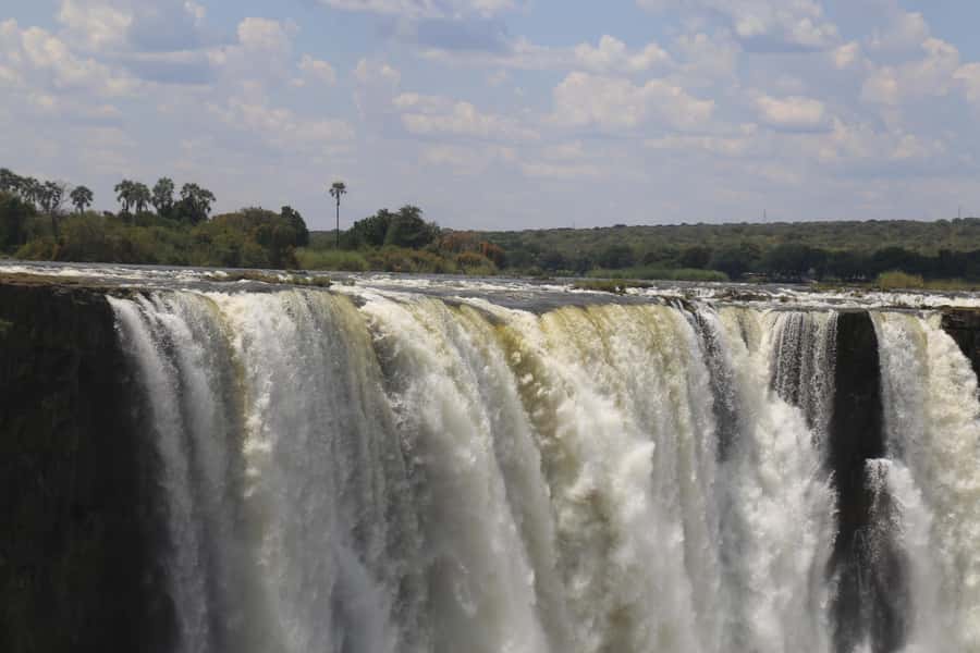 Zimbabwe & Zambia: Guided Tour of the Falls from Both Sides - Why seeing Victoria Falls from both Zimbabwe and Zambia feels like two different trips