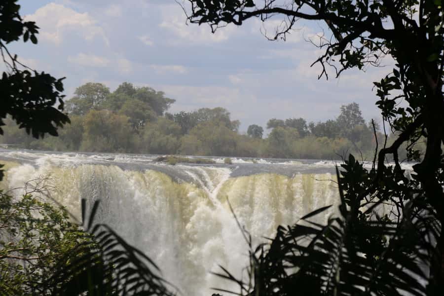 Zimbabwe & Zambia: Guided Tour of the Falls from Both Sides - The market stop: souvenirs with less hassle and more local flavor